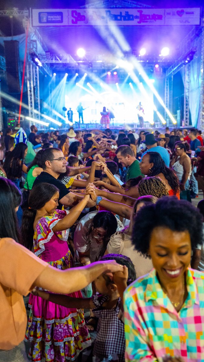Público dançando em apresentação do grupo